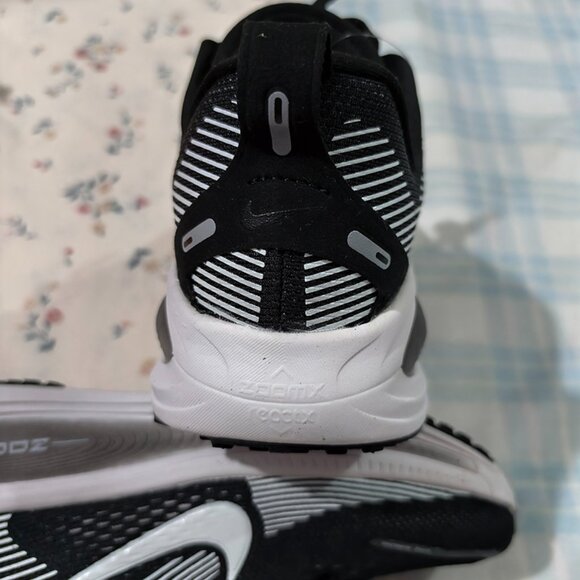 Nike Air Zoom Vomero 18 Road Running Shoes - Picture 7 of 8